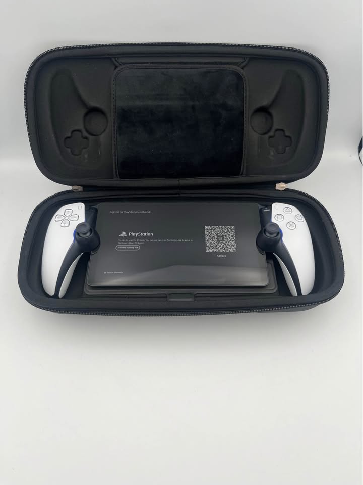 SONY PLAYSTATION PORTAL, HANDHELD CONSOLE, WHITE, UNBOXED, INCLUDES CARRY CASE