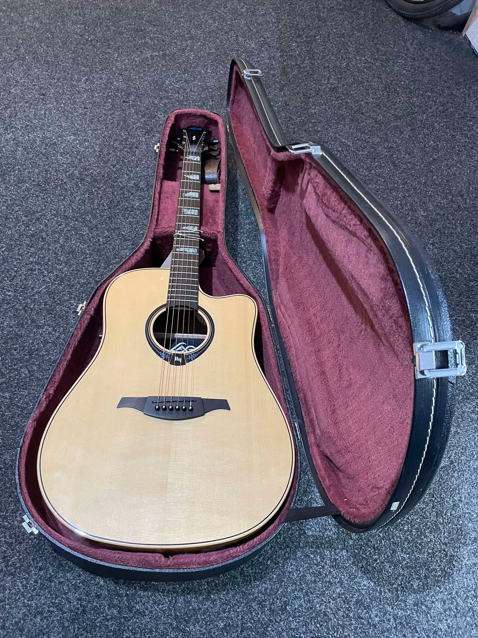 LÃG Tramontane Dreadnought Cutaway Acoustic Guitar with HyVibe