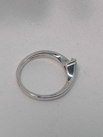 18ct White Gold Ladies Ring With 0.33ct Diamond Stone - Size M - 3.03 Grams