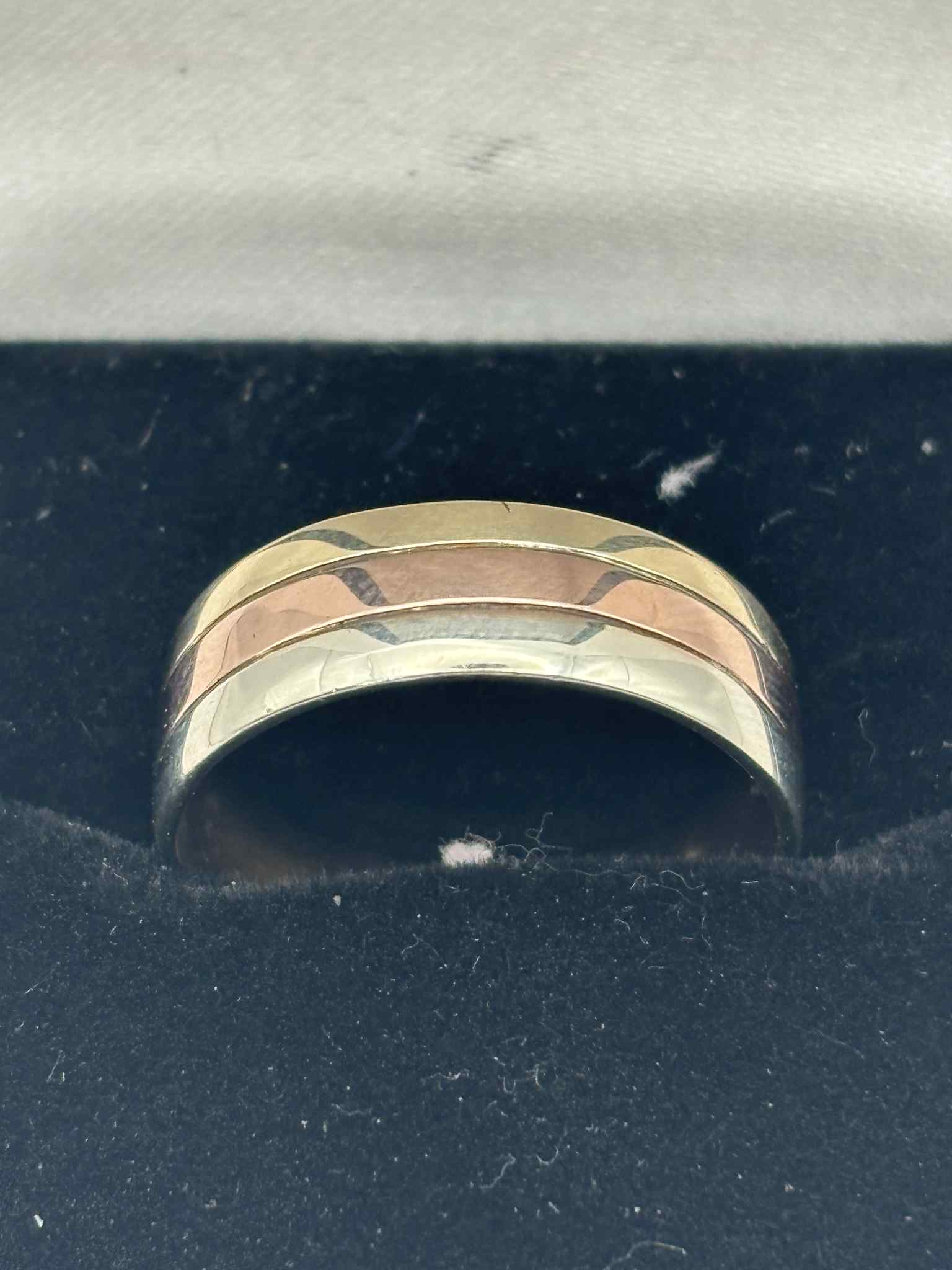tri colour 9ct gold ring 4.26g size s