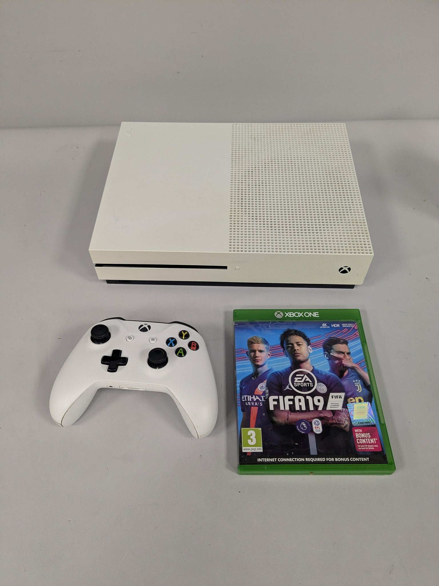 Xbox One S 1TB FIFA 19 Console Package
