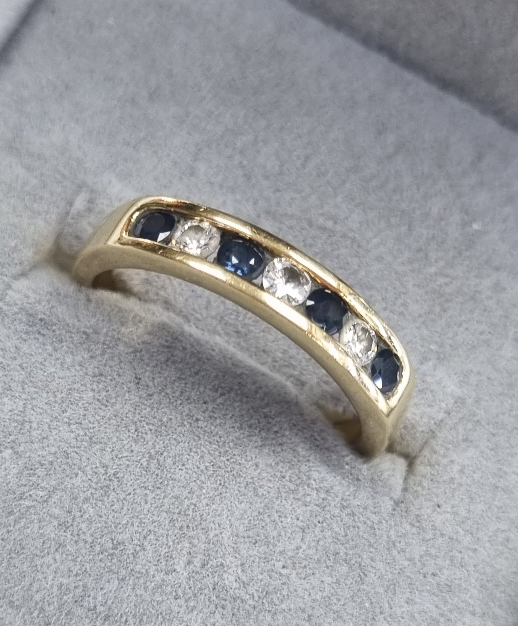 18ct Sapphire & diamond ring size O