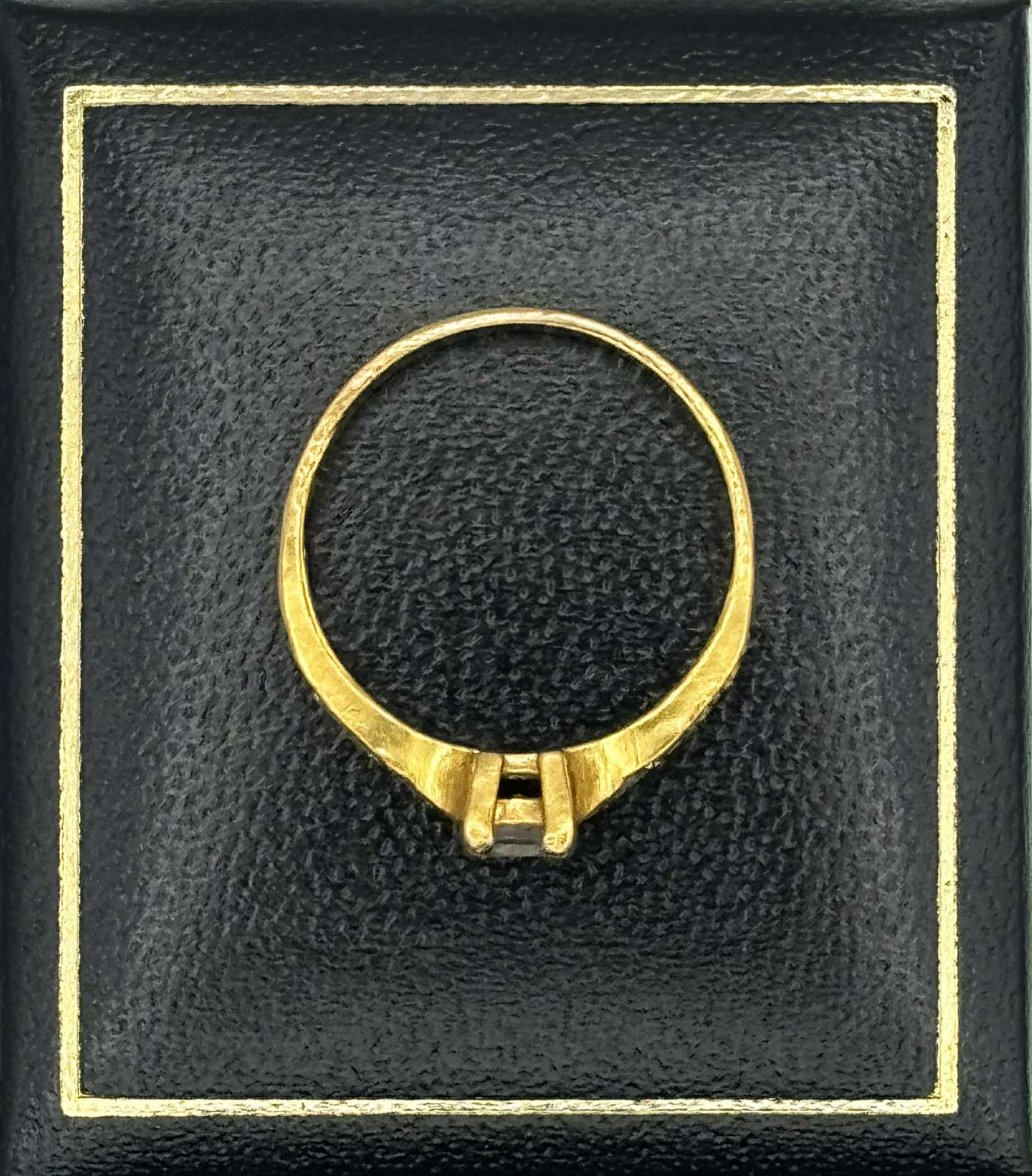 22ct (916) yellow gold ring size Q with white stones 3.9g & box