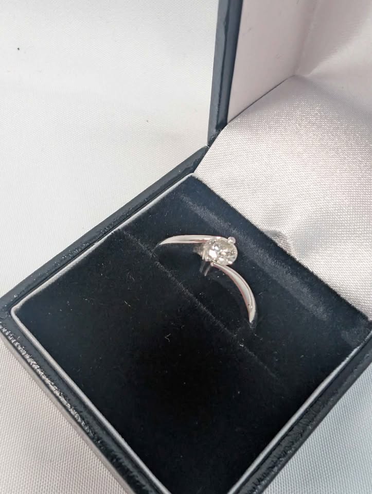 18ct White Gold Ladies Ring With 0.33ct Diamond Stone - Size M - 3.03 Grams