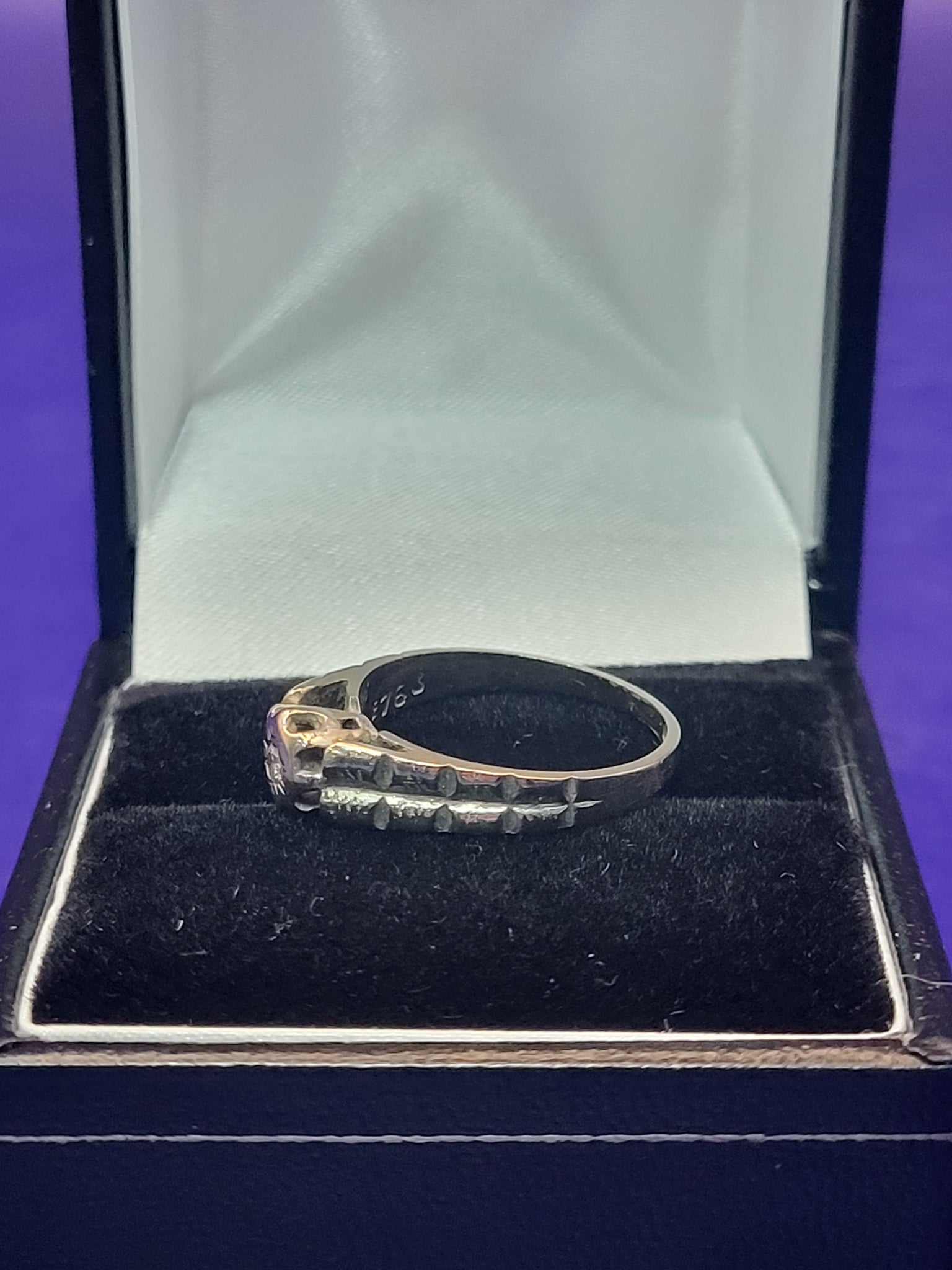18ct white gold ring With Clear Stone - 2.8G - K. Hallmarked