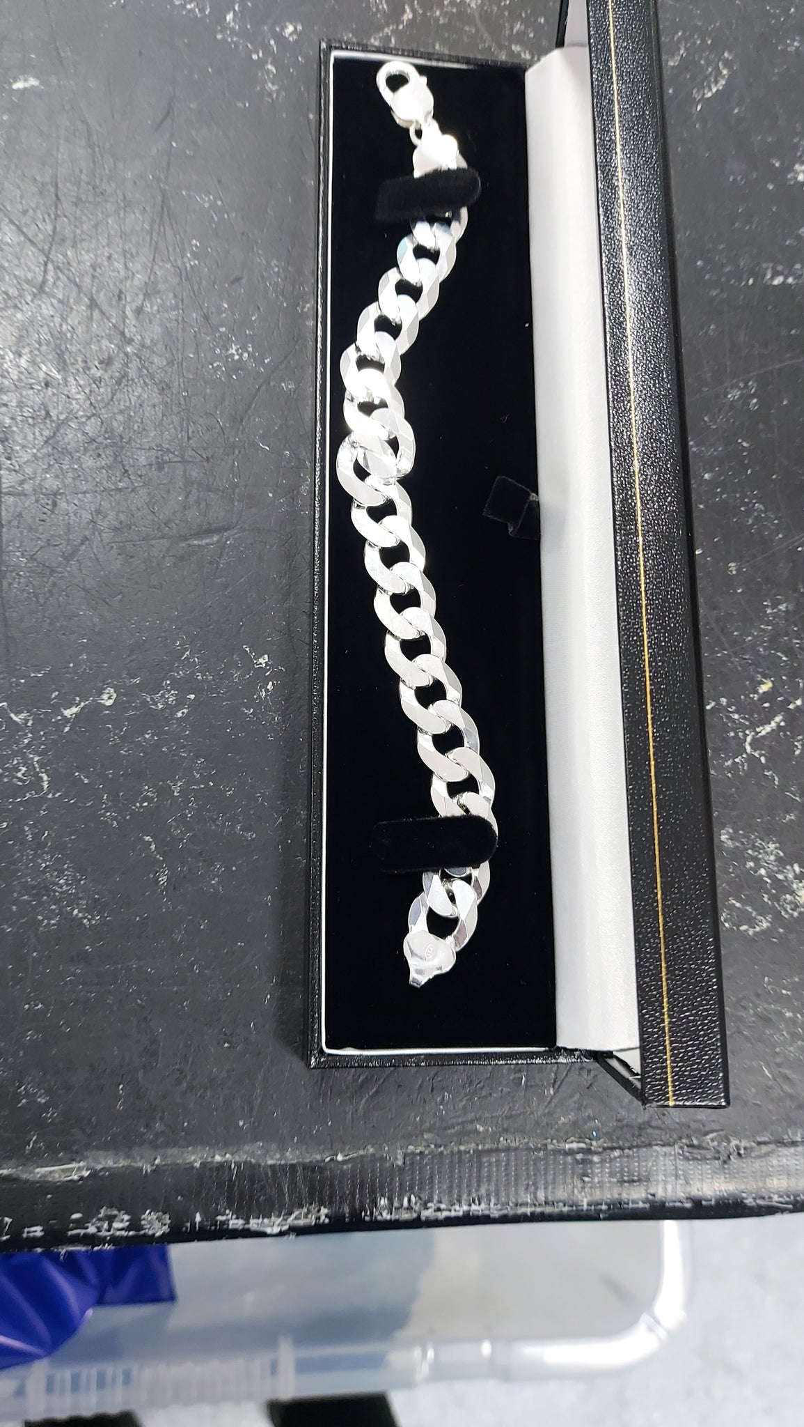 BRAND NEW SILVER BRACELET ,WEIGHT 33.7G , LENGHT 9" .