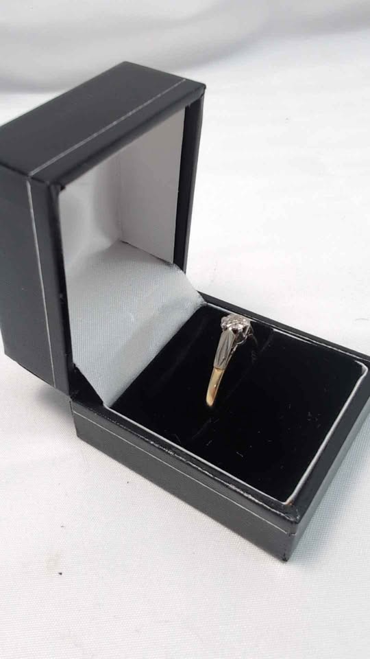 18ct Yellow Gold Ladies Rings With CZ Stone - Size T - 2.91 Grams