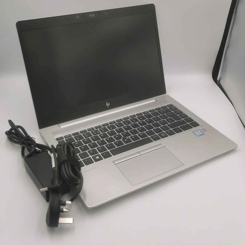 HP Elitebook 840 G5 - i7-8550U - 8GB RAM - 256GB SSD - 14" - Windows 11 -*WHITE MARK ON SCREEN*