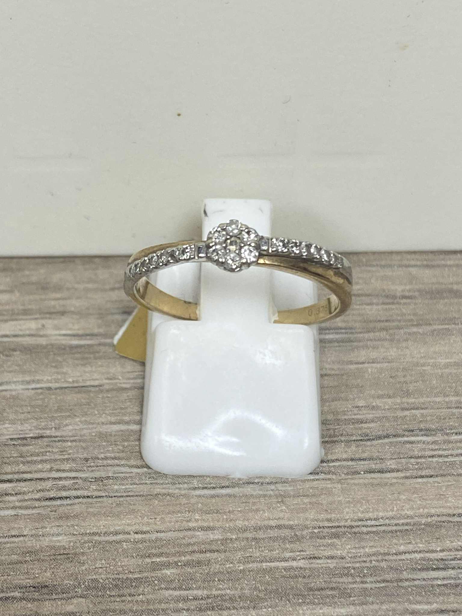 9ct Gold Ring (Size O) Apx 1.95g