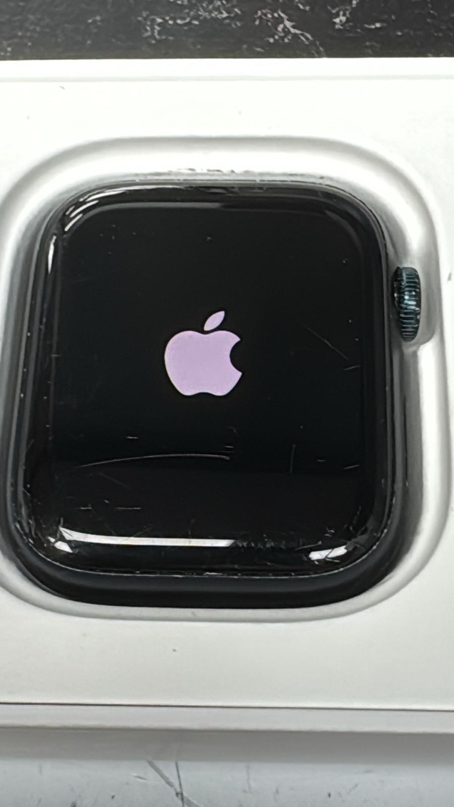 Apple Watch Series 8Midnight with Sport Band - 45mm - scratched - cellular