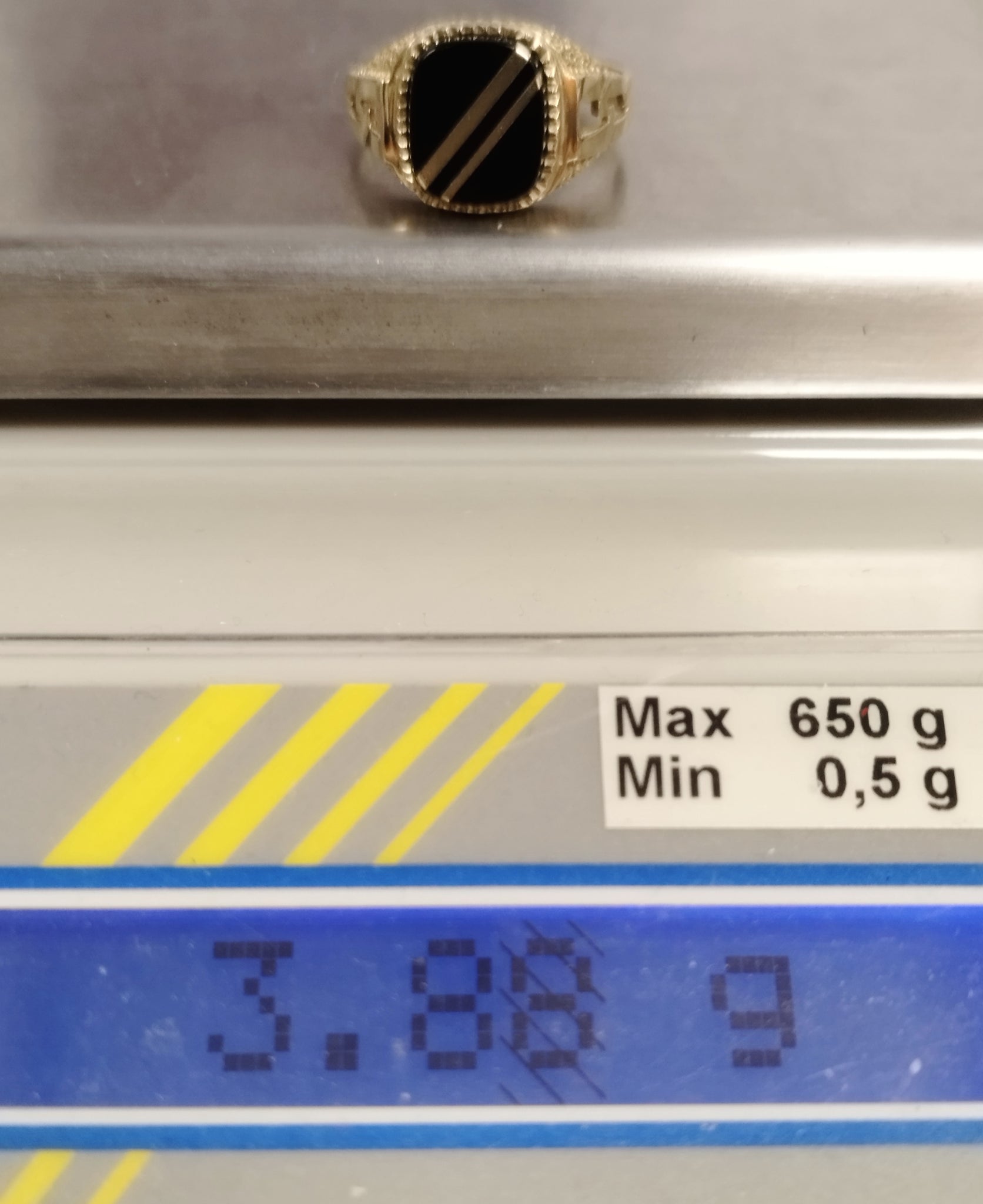 9ct Yellow Gold Decorative Signet Ring With Black Stone - Size V