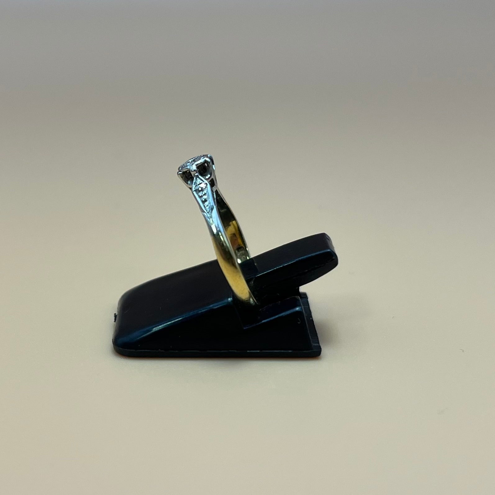 18ct gold and platinum two tone ring with white stone (F)