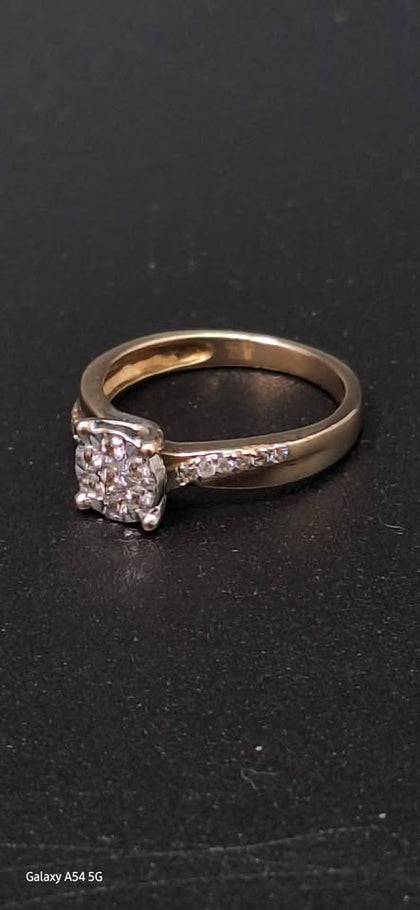9ct Yellow Gold Ladies Ring With CZ Stones - 2.46 Grams - Size J