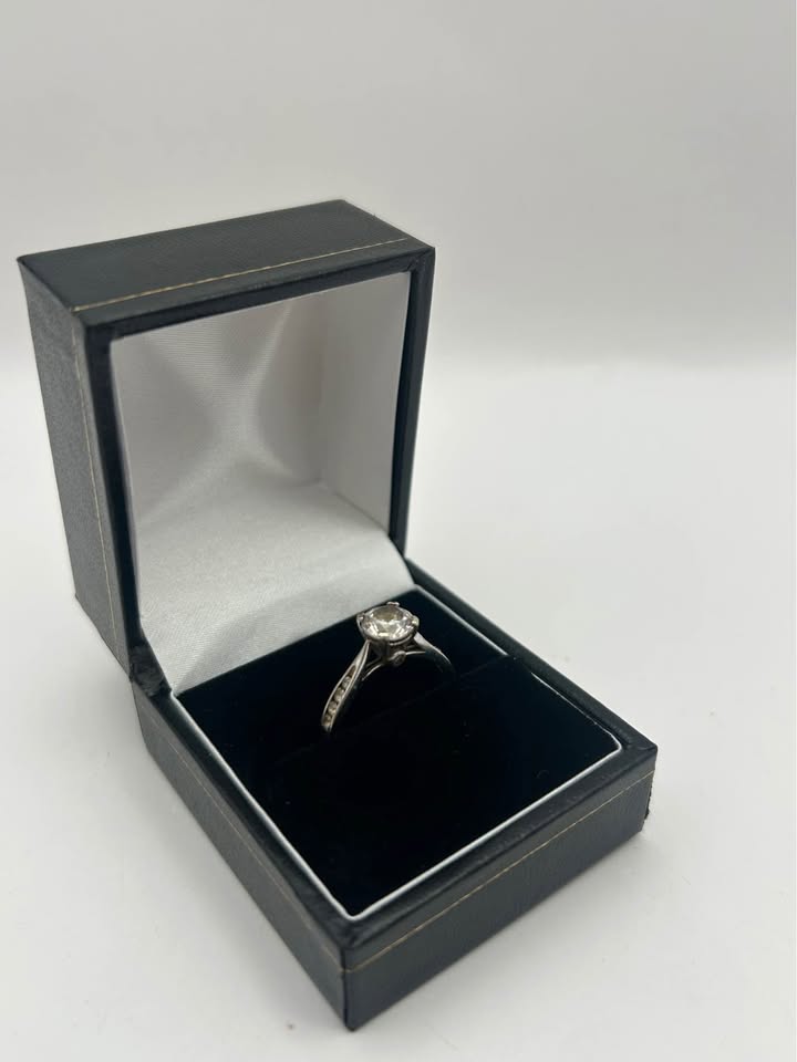 375 9CT, WHITE GOLD, RING SIZE O/7, 2.3G, Boxed