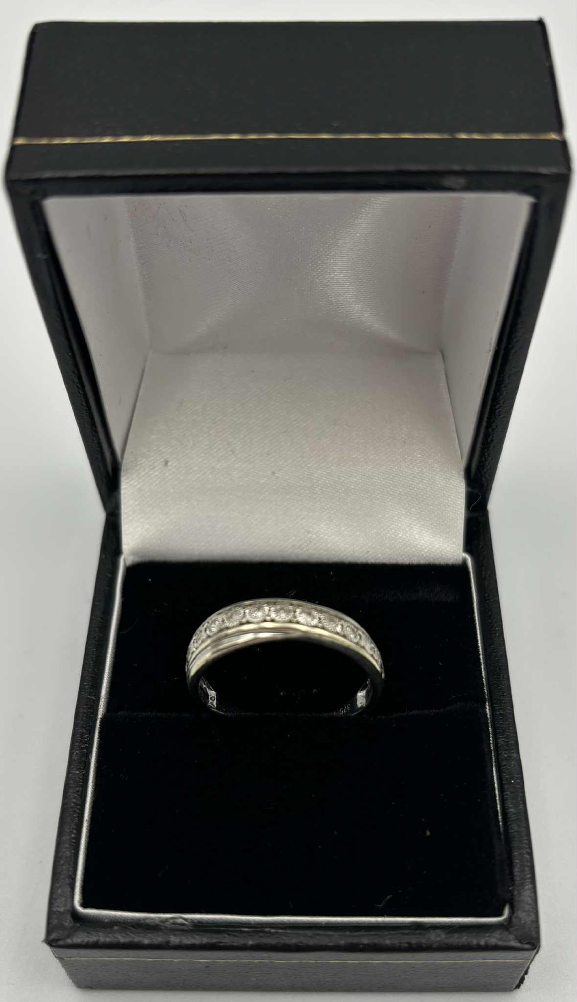 9ct 375 white gold with stones 2.3g size M