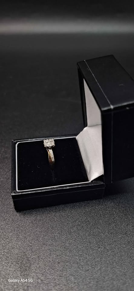 9ct Yellow Gold Ladies Ring With CZ Stones - 2.46 Grams - Size J