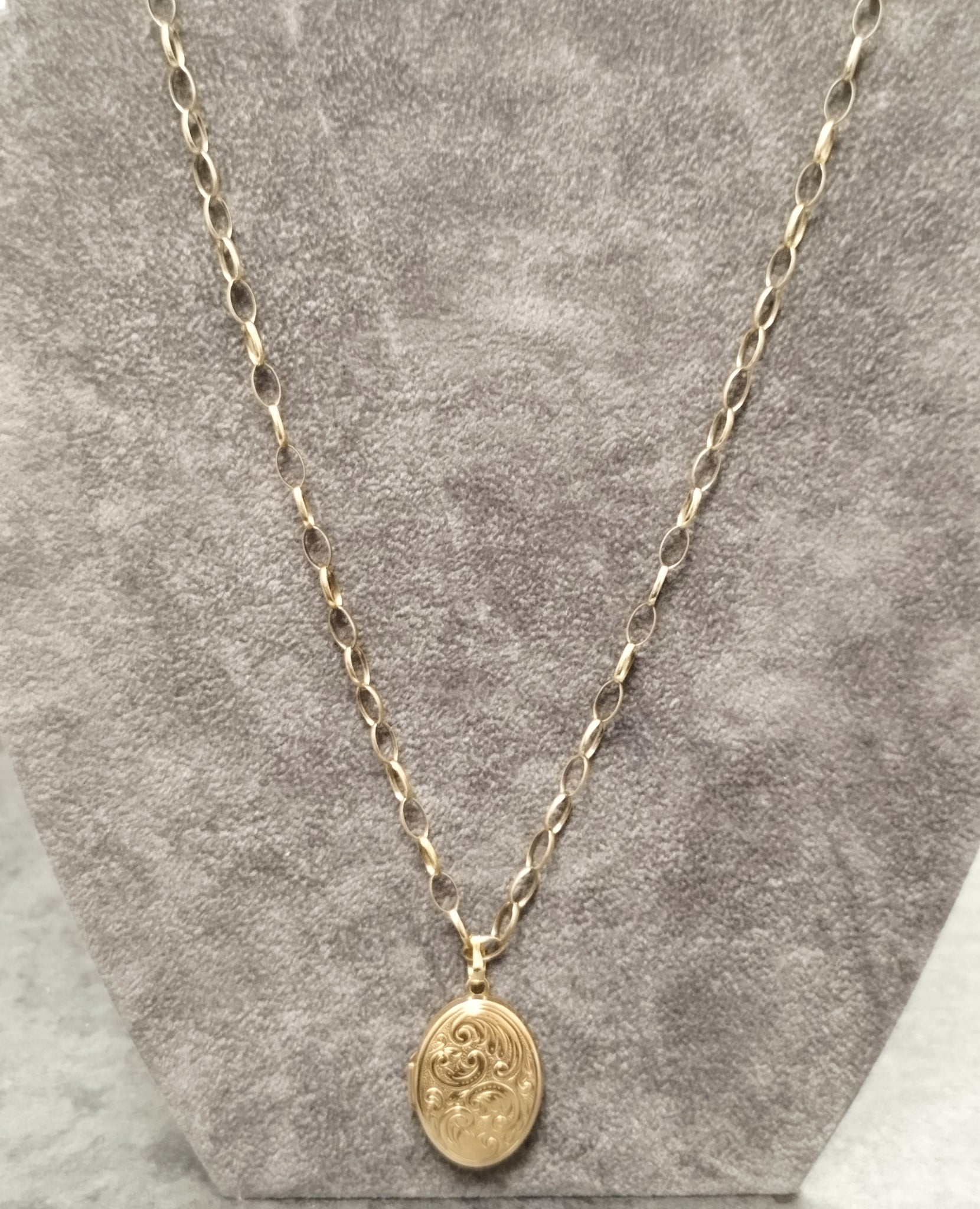 9ct Yellow gold Belcher Chain & Locket
