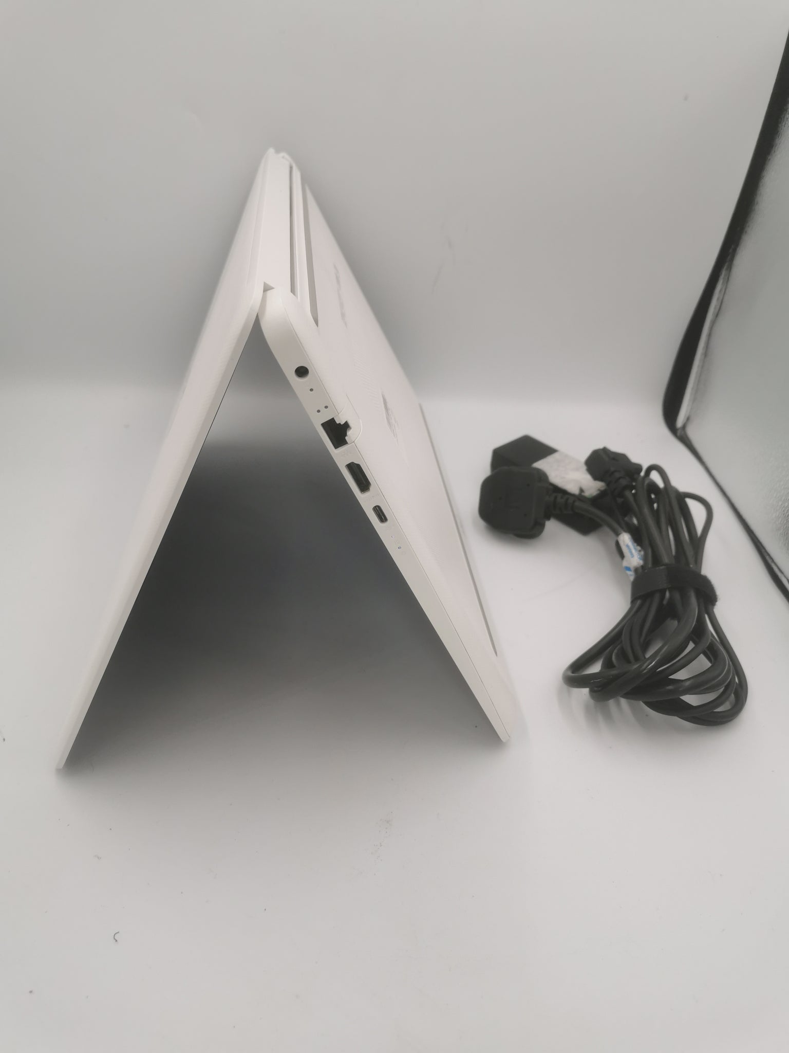HP 14-BP060 i3-6006u 4GB Ram 500GB HDD 14" W11