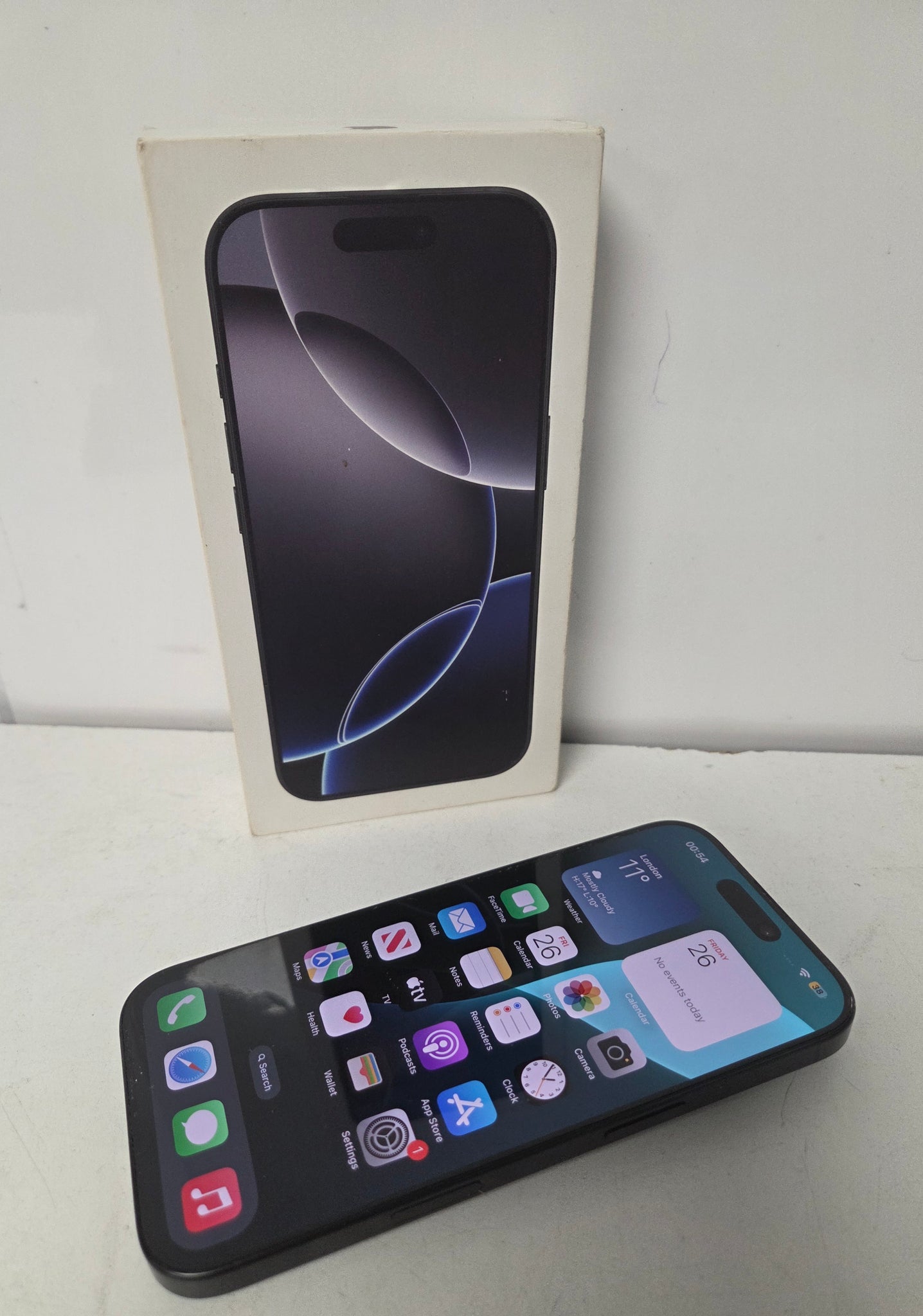 Apple iPhone 16 pro 128gb titanium unlocked 94% Battery Health