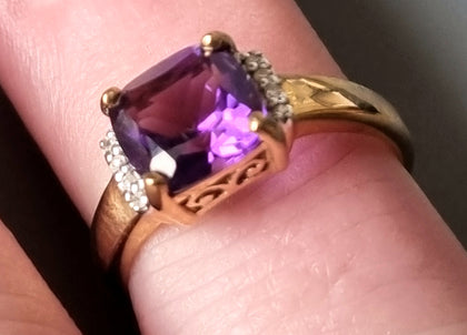 9ct Gold Ring with Purple Stone /Diamond Chips.