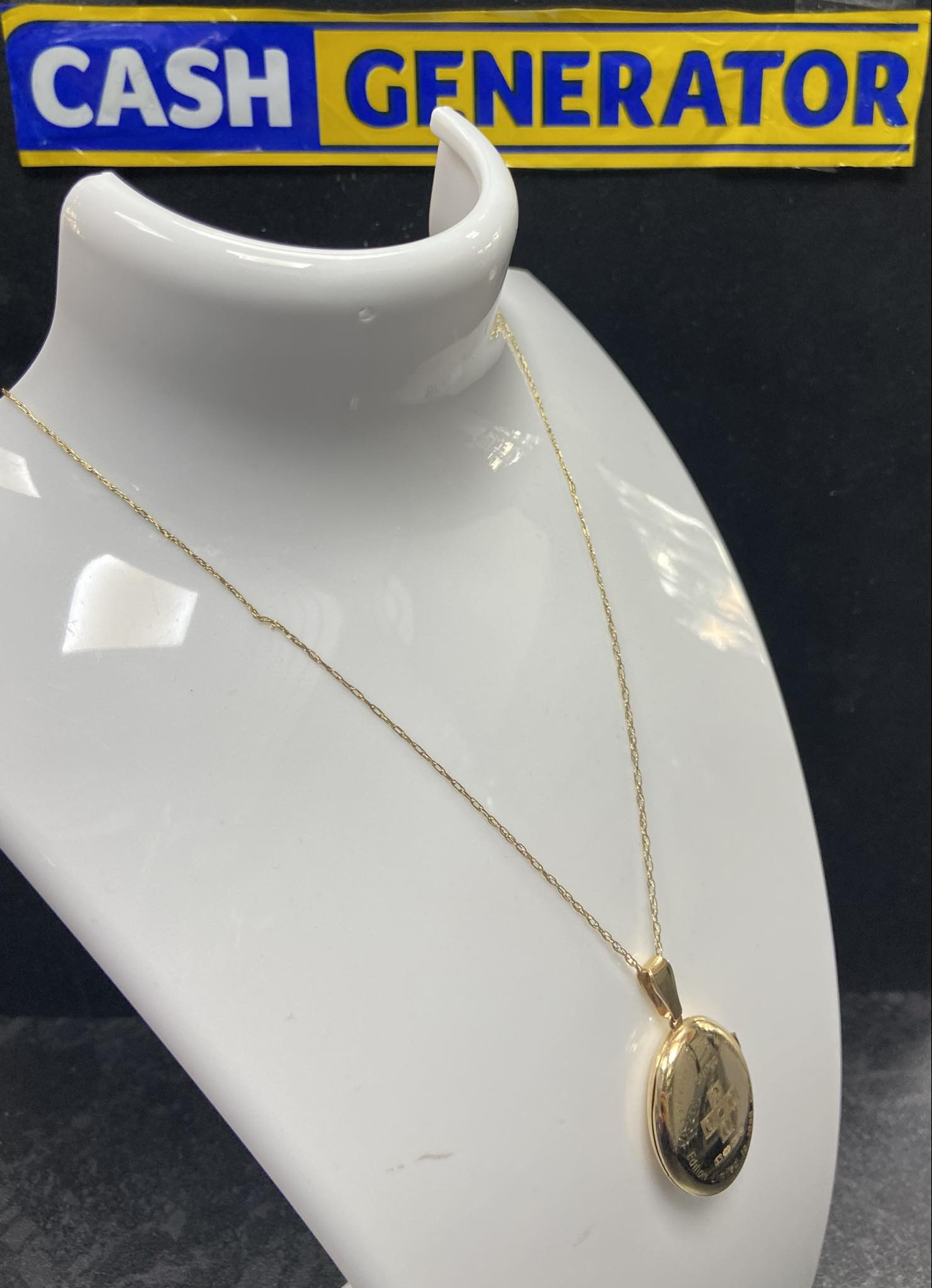 9ct Gold Chain and Locket 3.8g 20"