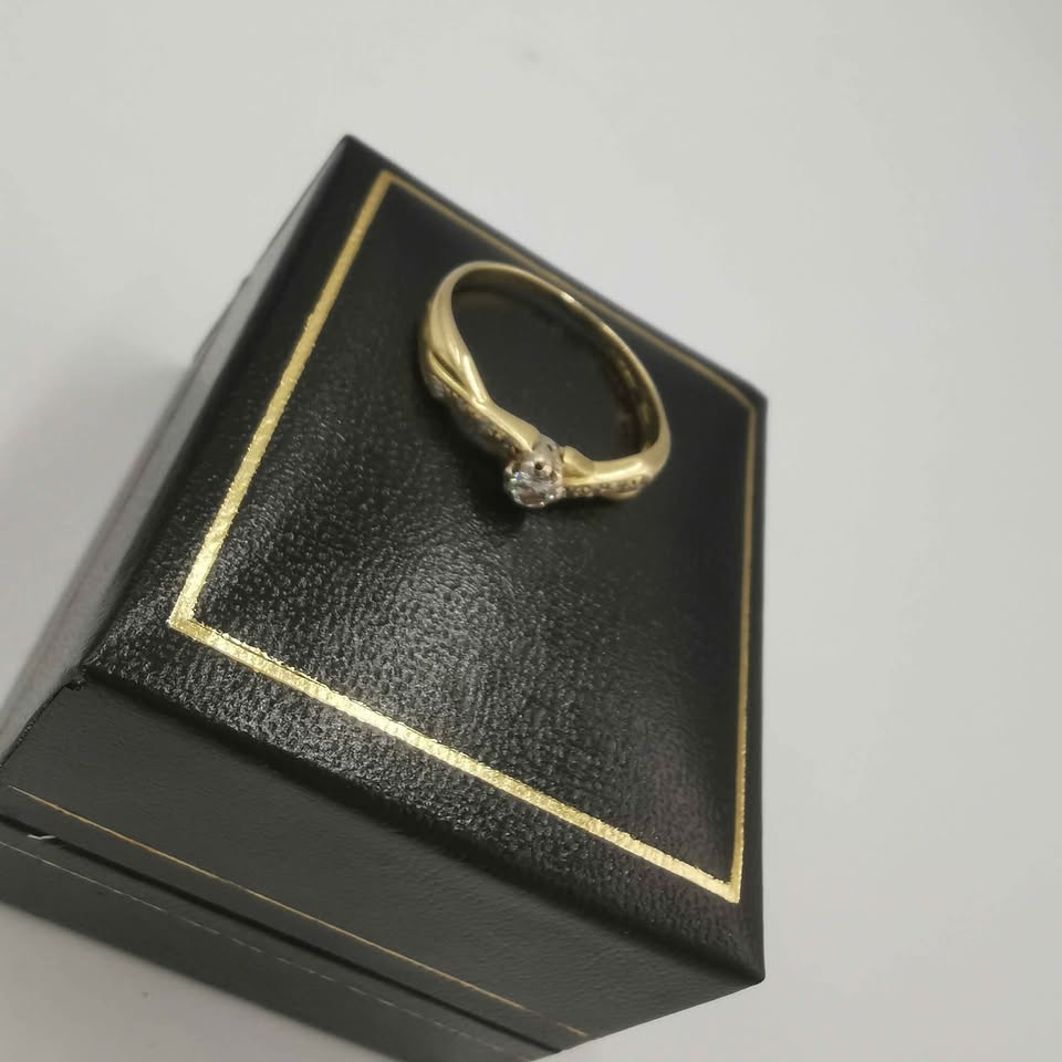 18ct Diamond Gold Ring Hallmarked 2.4g Size P **Hallmarked & Tested**