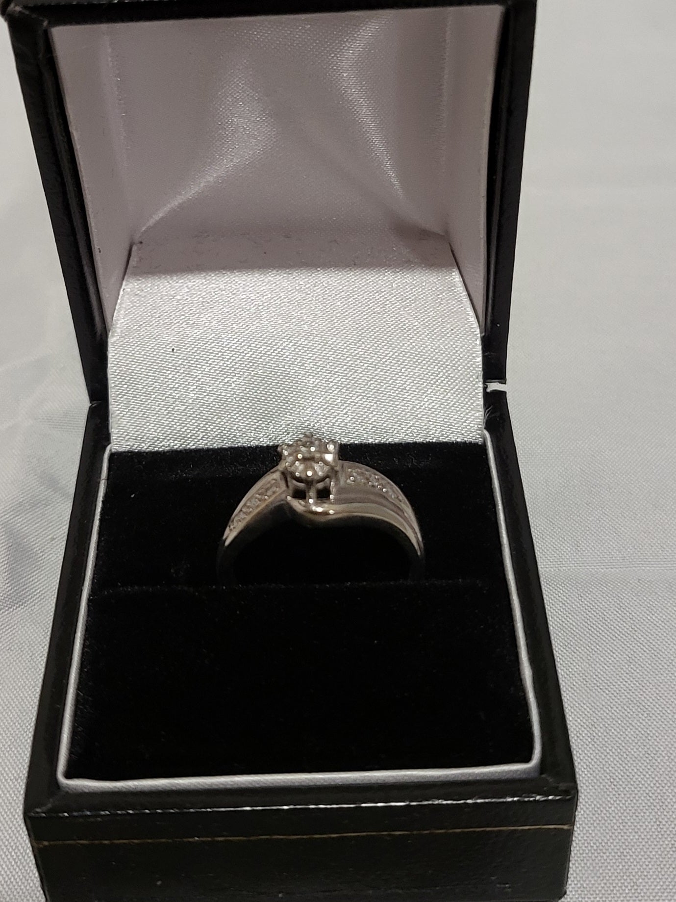 9ct White Gold & Diamond Ring - Size M - 3.06G