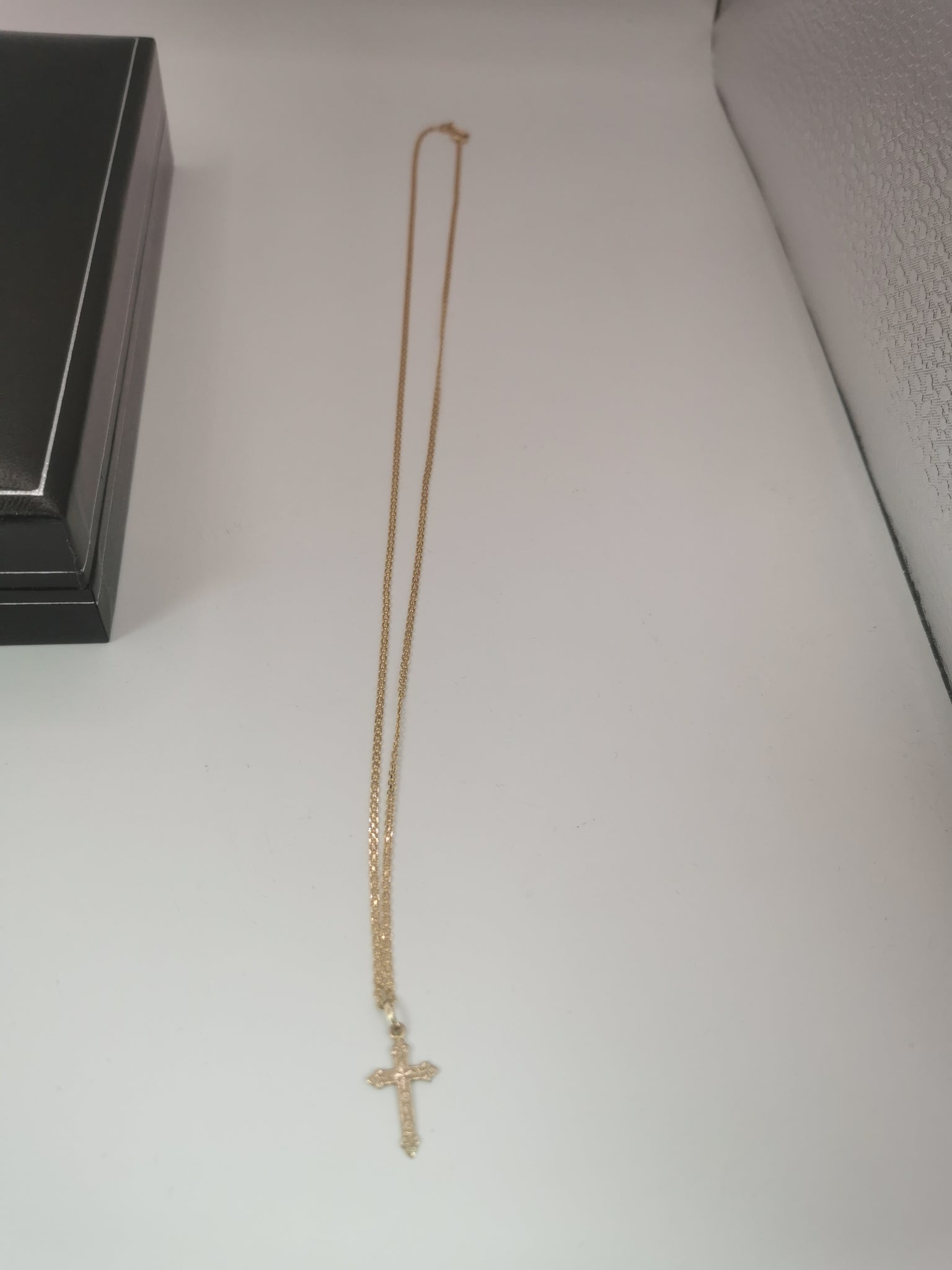 20" 18ct 2.3G Gold Necklace with a 9CT 0.4G cross pendant Hallmarked and Tested