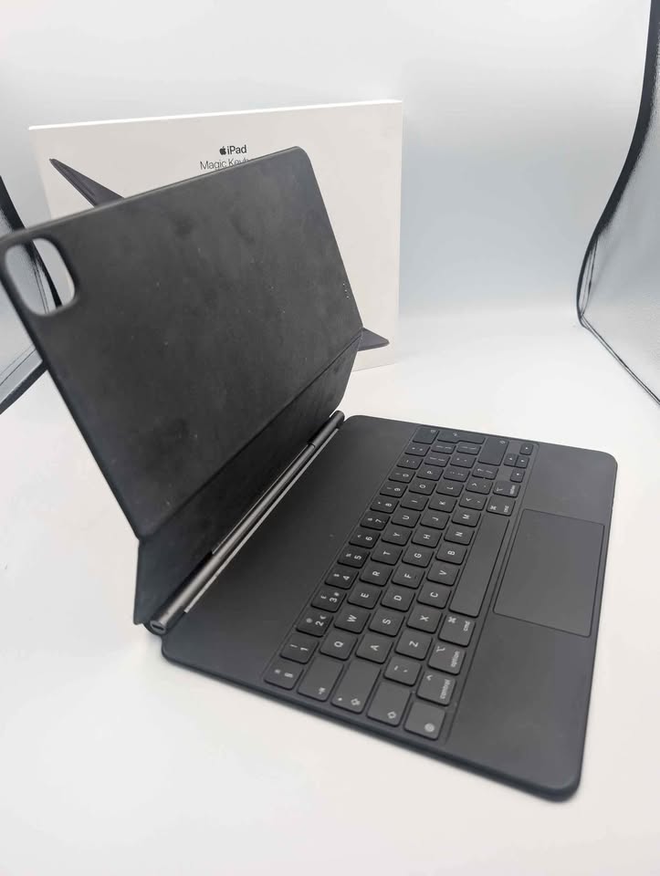 Apple Magic Keyboard for 11" iPad Pro 1st/2nd/3rd Gen & Air 4th - Black - Boxed