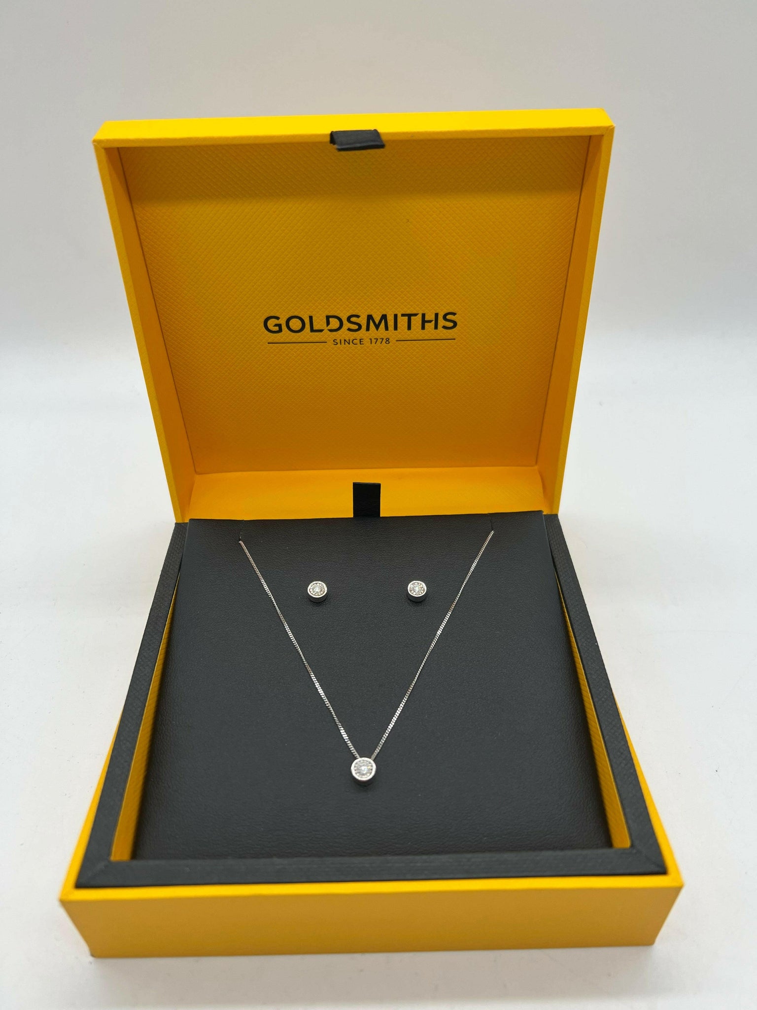 Ladies Diamond 9ct White Gold Illusion Jewellery Set