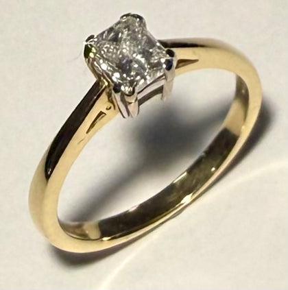 18CT Gold Diamond Engagement Ring Size N 1/2