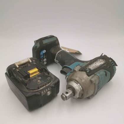 Makita DTW300 Impact Wrench With 5.0Ah Battery