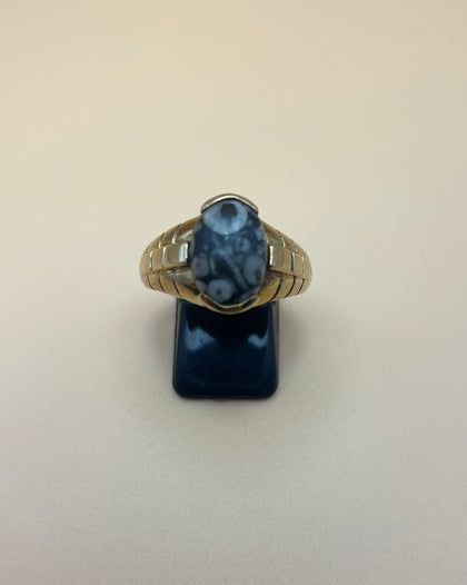 9ct Gold ring with unique stone (W)