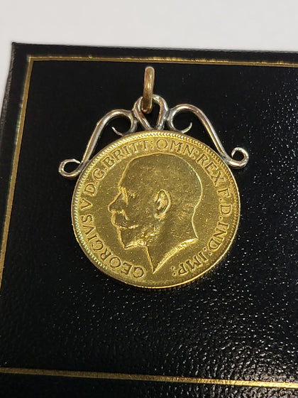 1914 King George V Full Sovereign Gold Coin 22ct with a 10ct Mount.