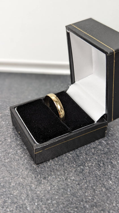 375 9CT HALLAMARKED, YELLWO GOLD, WEDDING BAND, SIZE: Y, 1.6G, PRE OWNED, BOXED