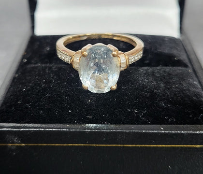 9CT - Yellow Gold Ring With Light Blue Stone - 2.57g - Size M. Hallmarked