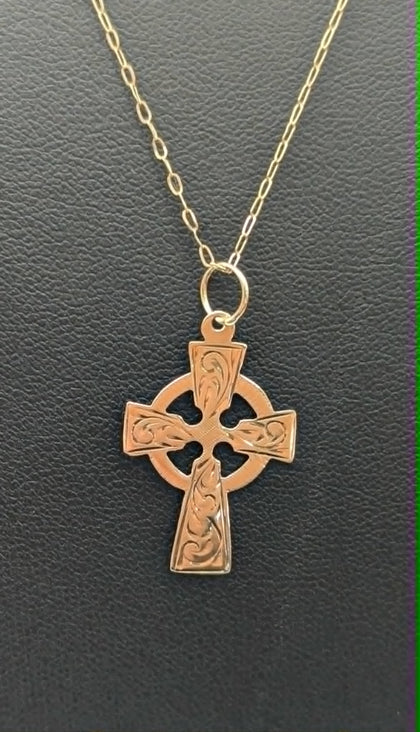 9CT 375 HALLMARKED IRISH CROSS ON LINK CHAIN, 16