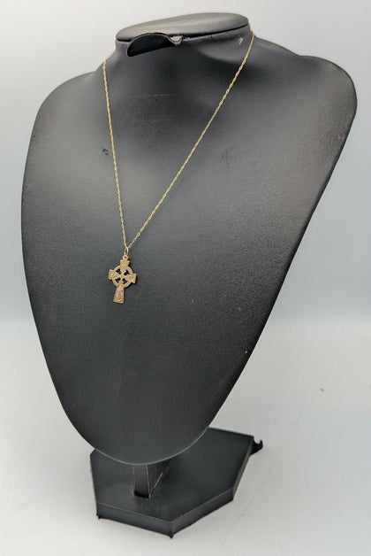 9CT 375 HALLMARKED IRISH CROSS ON LINK CHAIN, 16