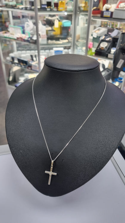 9CT WHITE GOLD DIAMOND CROSS NECKLACE LEYLAND