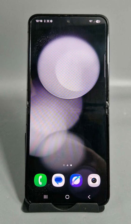 Samsung galaxy ZFlip 5, 256GB, Graphite, UNLOCKED, (sighs of use as shown)