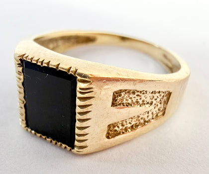 9ct yellow gold signet ring with onyx stone size P 1/2