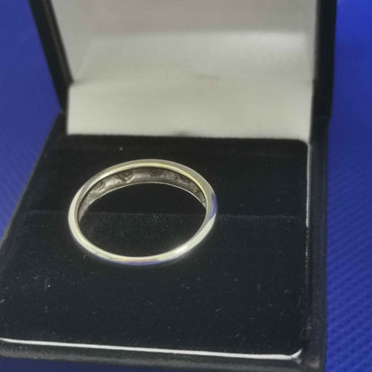 9 Karat 2.3 gram gold ring with Moissanite stones - size M box included