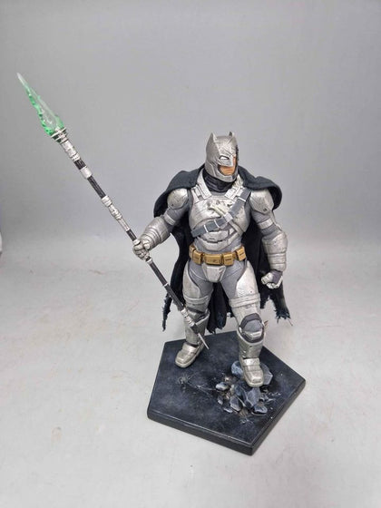 IRON STUDIOS ARMOURED BATMAN BATTLE DAMAGED *BOXED*.