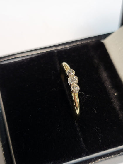 18ct Yellow Gold Ring with 3 Clear Stones - Size M - 1.85g