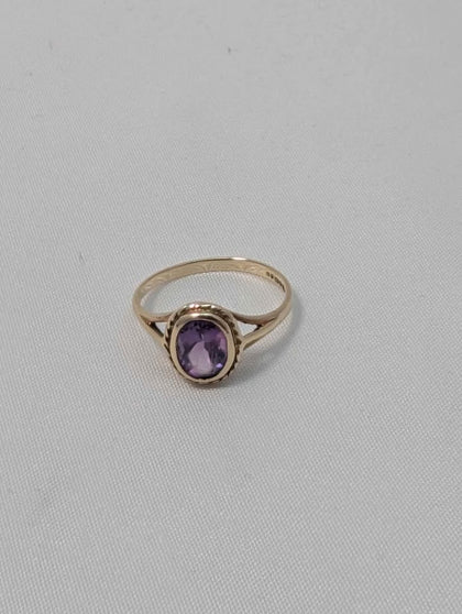 9ct Yellow Gold Ladies Ring With Purple Stone - Size L - 1.71 Grams