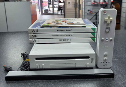 Wii console with 4 games and controller