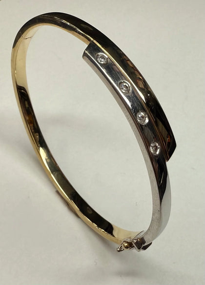 9CT WHITE & YELLOW GOLD BANGLE WITH STONES 9.4G