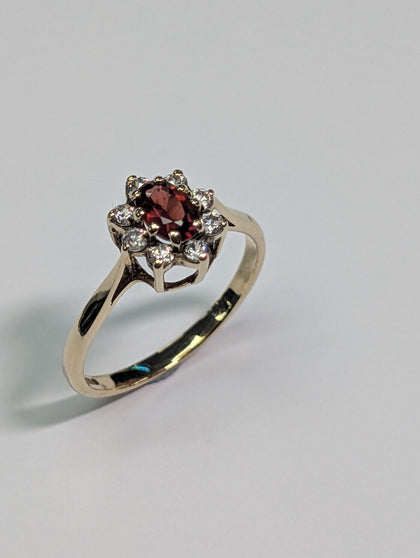 9CT GOLD RING WITH RED & CLEAR STONES