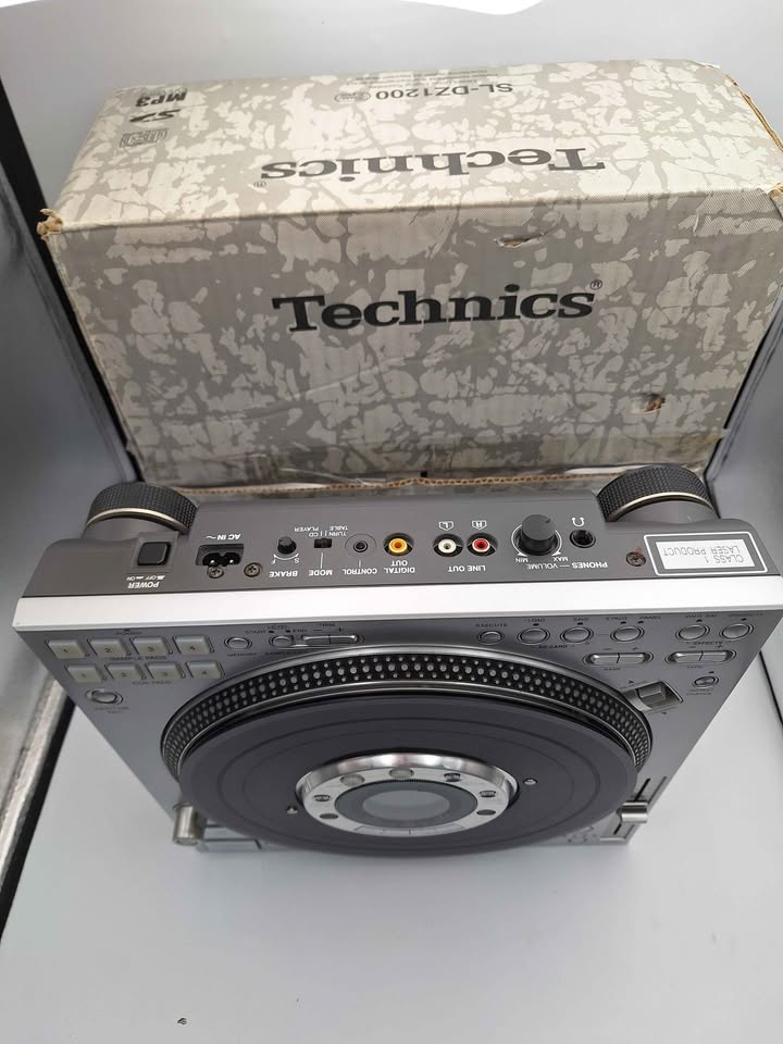 Technics SL-DZ1200 Direct Drive Digital CD Turntable – Silver – DJ