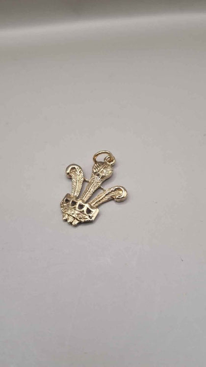 Solid 9ct Yellow Gold Prince of Wales ‘Cymru’ Three Feathers Pendant - 3.70 Grams